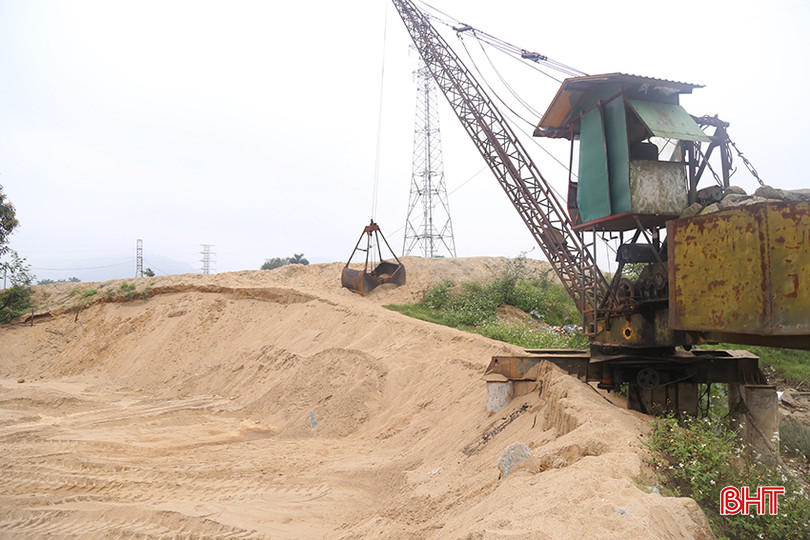 Gần như tất cả các bến bãi tập kết VLXD ven sông đều bốc dỡ hàng từ tàu thuyền, sà lan. ben-thuy-noi-dia.jpg