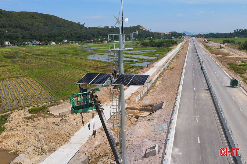 Công nhân triển khai lắp đặt cột camera của hệ thống giao thông thông minh (ITS) để giải quyết tai nạn, ùn tắc trên cao tốc Diễn Châu - Bãi Vọt. cao-toc-dien-chau-bai-vot-11.jpg
