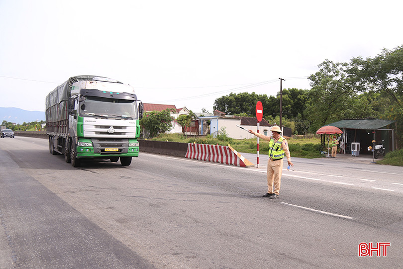 Lực lượng CSGT Công an Hà Tĩnh lập chốt kiểm tra việc chấp hành pháp luật về ATGT của các phương tiện lưu thông trên QL 1 qua xã Kỳ Thọ, huyện Kỳ Anh. tai-nan-giao-thong-6.jpg