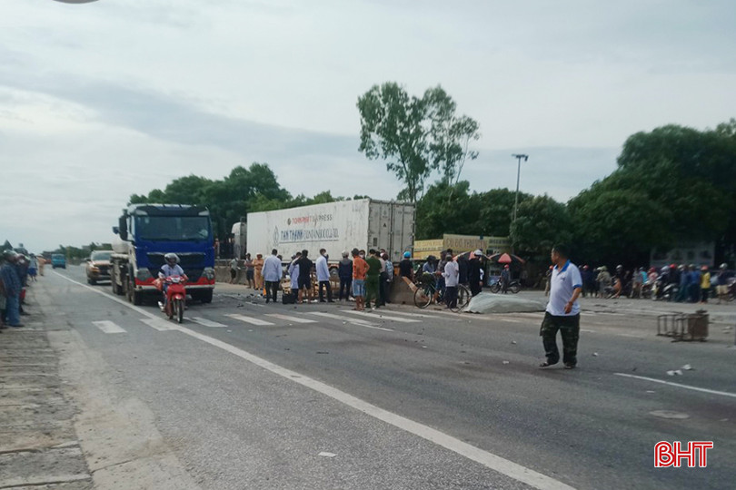 Vụ TNGT liên hoàn giữa 3 ô tô tại Km533+050 QL 1 ở xã Cẩm Thịnh, huyện Cẩm Xuyên ngày 8/6 khiến 3 người tử vong. tai-nan-giao-thong.jpg