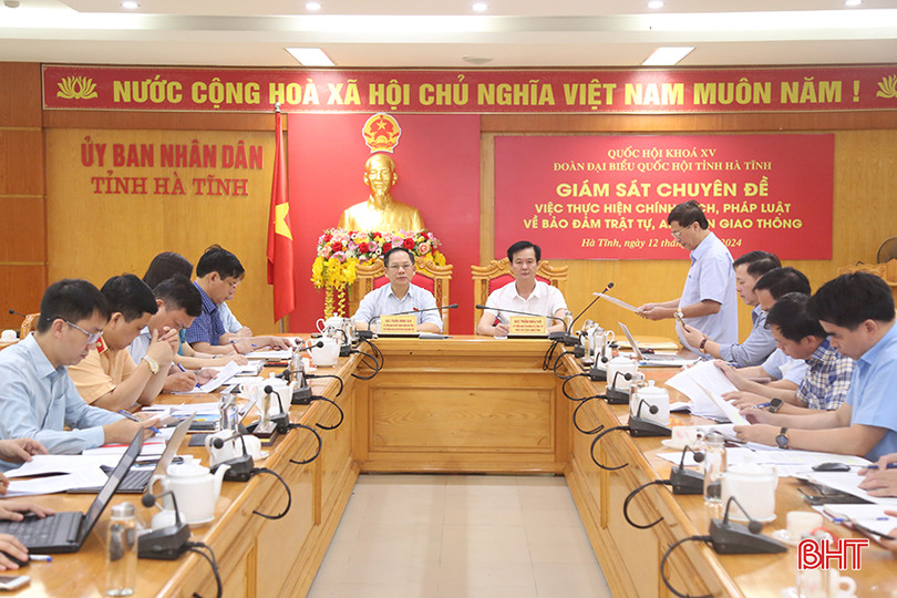 Đoàn Giám sát số 11 của Đoàn ĐBQH tỉnh làm việc với UBND tỉnh và một số sở, ngành liên quan về giám sát chuyên đề “Việc thực hiện chính sách, pháp luật về bảo đảm trật tự, an toàn giao thông từ năm 2009 đến hết năm 2023 trên địa bàn tỉnh Hà Tĩnh”. giam-sat-giao-thong-1.jpg