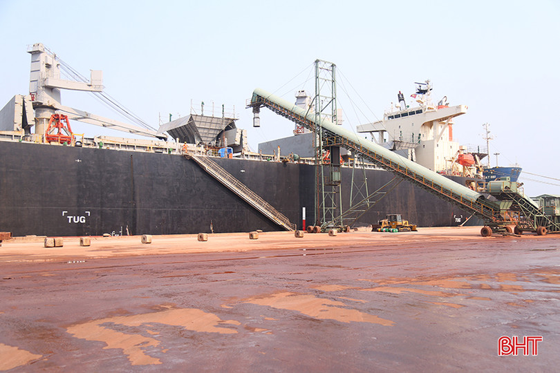 Tàu cập cảng bốc dỡ hàng tại bến cảng của Công ty CP Cảng quốc tế Lào - Việt. giam-sat-giao-thong-ky-anh-4.jpg