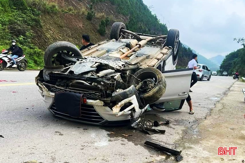 Trường hợp di chuyển với tốc độ nhanh, khi gặp sự cố trên đường, tài xế sẽ khó khăn trong quá trình xử lý. Trong ảnh: Vụ ô tô 5 chỗ bị lật do mất lái trên tỉnh lộ 550 đoạn qua xã Ngọc Sơn, huyện Thạch Hà ngày 16/2. vi-pham-toc-do-7.jpg