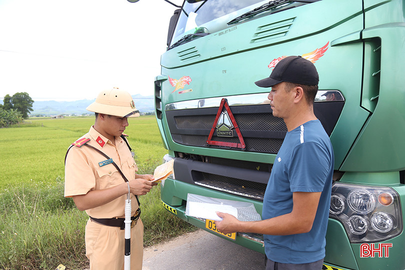 Lực lượng chức năng tuyên truyền việc chấp hành pháp luật ATGT với các tài xế. vi-pham-toc-do-4.jpg