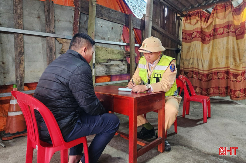 Phòng CSGT Công an Hà Tĩnh xử lý tài xế xe buýt vi phạm tốc độ trên tuyến quốc lộ 1 đoạn qua xã Kỳ Thọ, huyện Kỳ Anh. vi-pham-toc-do.jpg