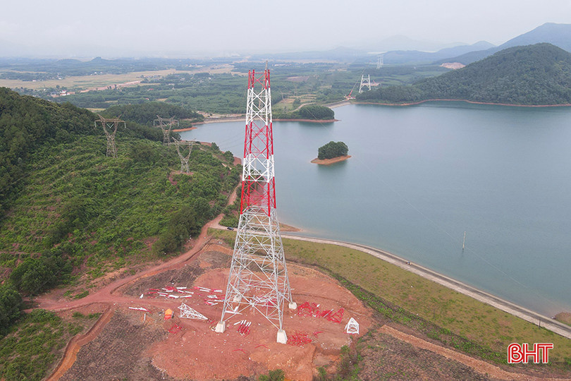 Cột 136 cao 145m của dự án đường dây 500kV mạch 3 đoạn Quảng Trạch – Quỳnh Lưu qua địa bàn xã Cẩm Mỹ, huyện Cẩm Xuyên do Công ty Cổ phần PC1 Hà Nội thi công. dien-500kv-01.jpg