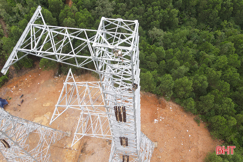 Tiến độ thi công các hạng mục của Công ty TNHH MTV Xây lắp Điện 4 trong đường dây 500kV mạch 3 đoạn Quảng Trạch – Quỳnh Lưu đảm bảo kế hoạch. dien-500kv-02.jpg