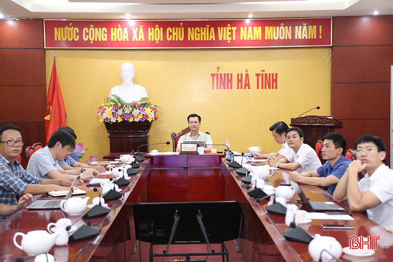 Phó Chủ tịch UBND tỉnh Trần Báu Hà và các đại biểu tham dự phiên họp tại điểm cầu Hà Tĩnh. cao-toc-1.jpg