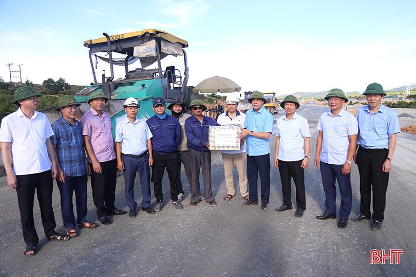 Chủ tịch UBND tỉnh Võ Trọng Hải và đoàn công tác tặng quà động viên nhà thầu, công nhân thi công dự án cao tốc Bắc - Nam phía Đông giai đoạn 2021 - 2025 qua địa bàn tỉnh vào ngày 11/6. cao-toc-3.jpg
