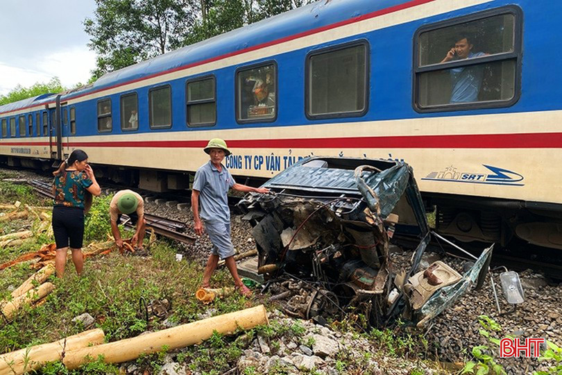 Vụ TNGT giữa tàu hỏa và xe tải chở keo ở xã Phúc Đồng, huyện Hương Khê. tai-nan-duong-sat.jpg
