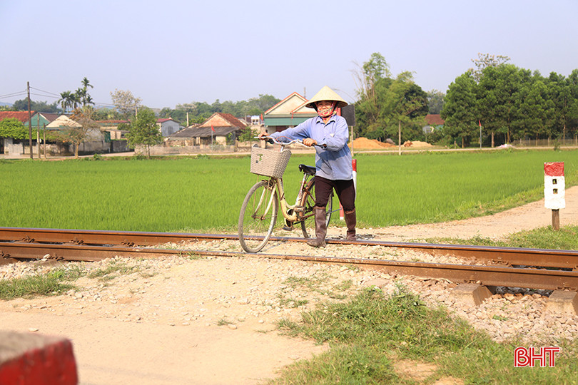 Việc xóa bỏ lối đi tự mở ngang qua đường sắt ở Hà Tĩnh gặp nhiều khó khăn. giao-thong-duong-sat-2.jpg