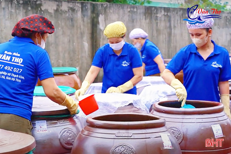 Công nhân cơ sở chế biến nước mắm Vân Thọ thực hiện công đoạn sản xuất nước mắm OCOP 3 sao. 122 - Copy.jpg