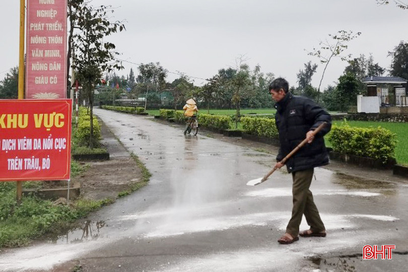 Thôn Sơn Phú (xã Mai Phụ) rắc vôi trên các trục đường vào khu chăn nuôi đã xuất hiện dịch. 5 - Copy.jpg