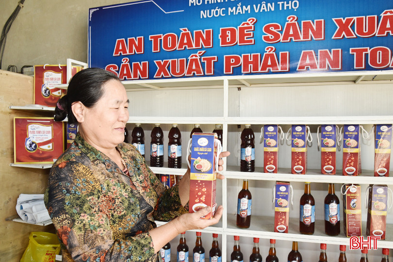 Làm ra những chai nước mắm thơm ngon, đậm đà hương vị là tâm huyết của người có 45 năm giữ nghề truyền thống cha ông như bà Vân. 1.JPG