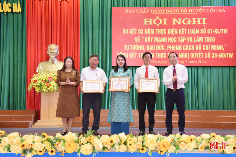 Khen thưởng các tập thể điển hình trong xây dựng và phát triển văn hóa, con người Việt Nam đáp ứng yêu cầu phát triển bền vững đất nước. DSC_4013 - Copy.JPG