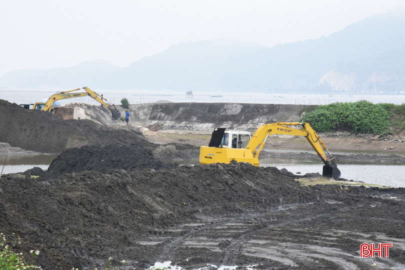 Các hộ nuôi trồng ở xã Thạch Châu (Lộc Hà) gấp rút gia cố đê bao, cải tạo mặt ao để sớm xuống giống tôm. DSC_3854 - Copy.JPG