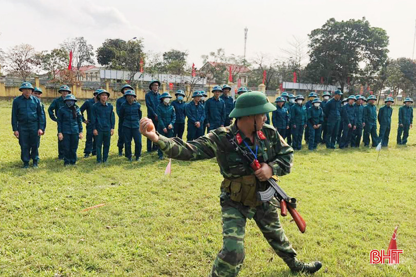 Cán bộ huấn luyện của Ban CHQS huyện Lộc Hà hướng dẫn cách ném lựu đạn cho các chiến sĩ dân quân, tự vệ. 2 - Copy.jpg