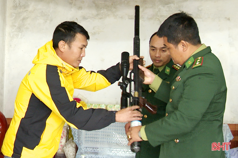 Người dân xã Cổ Đạm (Nghi Xuân) đến giao nộp các khẩu súng tự chế. Anh Trần Văn Tiến, xã Cổ Đạm, huyện Nghi Xuân đi rừng nhặt được khẩu súng săn đưa về giao nộp cho Đồn BP Lạch Kèn .png