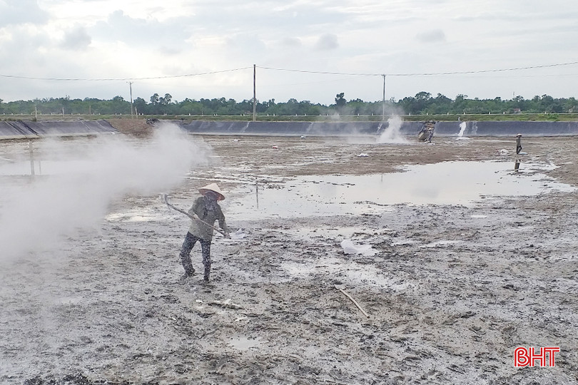 Người nuôi trồng thủy sản ở vùng Hà Lầm (xã Thạch Sơn, huyện Thạch Hà) dùng vôi để xử lý đáy ao. 3816.jpg