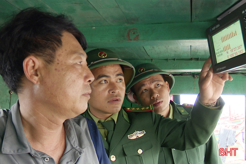 BĐBP Cửa Sót hướng dẫn ngư dân các thông số, định vị đánh bắt của các loại tàu thuyền để khai thác hợp pháp. 2 - Copy.jpg