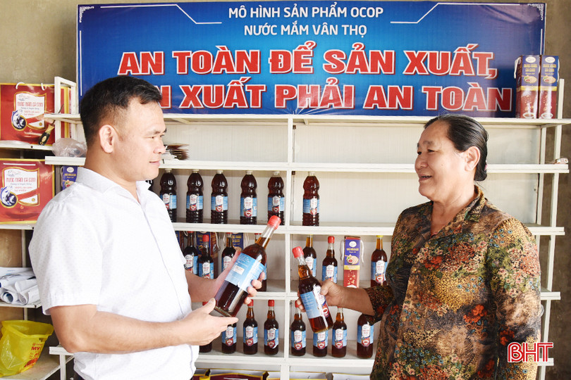 Cán bộ Văn phòng NTM huyện Lộc Hà động viên sản xuất tại cơ sở. DSC_3027 - Copy.JPG