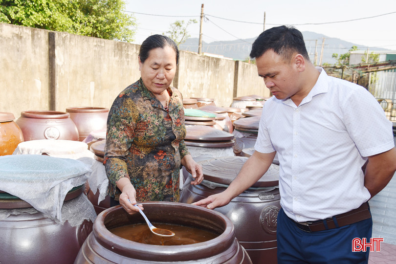 Cá được lên men chín trong chum sành, không dùng chất phụ gia và đảm bảo vệ sinh an toàn thực phẩm. DSC_3014 - Copy.JPG