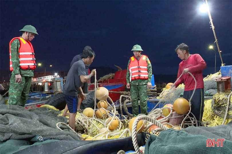 BĐBP bắt quả tang tàu cá mang biển kiểm soát NA 99926 - TS do ông Nguyễn Văn T. ở Nghệ An làm chủ đánh bắt sai vùng ở biển Nghi Xuân. ảnh 5(2) - Copy.jpg