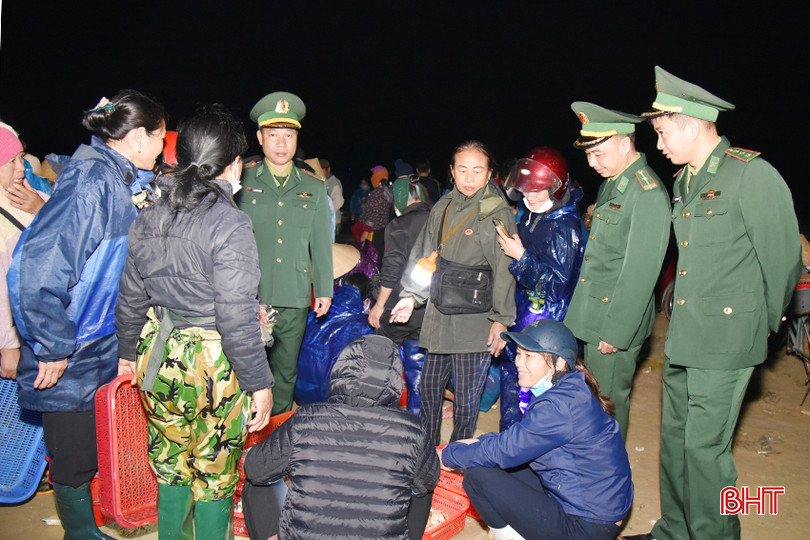 BĐBP Thiên Cầm thường xuyên nắm bắt thông tin địa bàn và động viên ngư dân tích cực tham gia bảo vệ chủ quyền biển đảo. DSC_9544 - Copy.JPG