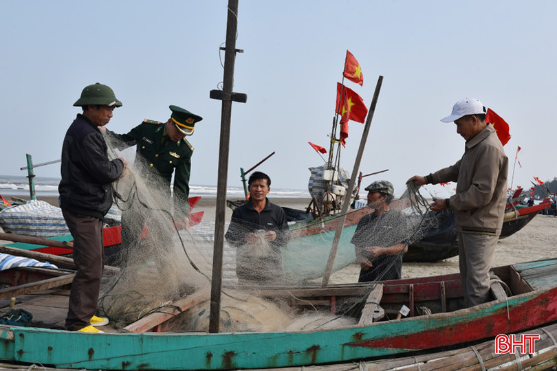 BĐBP Lạch Kèn vận động ngư dân trong Tổ tàu thuyền an toàn Xuân Liên cung cấp thông tin khi thấy có dấu hiệu bất thường trên biển, nhất là tàu giã cào đánh bắt sai vùng. DSC_9883 - Copy.JPG