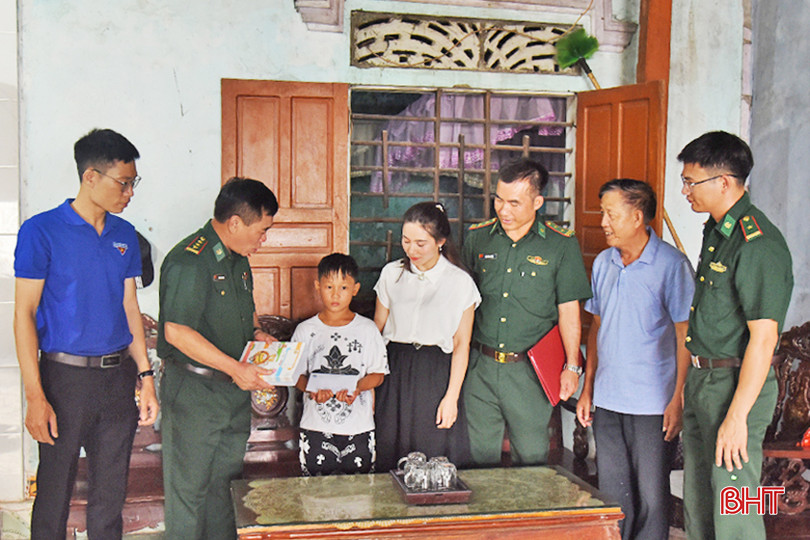 BĐBP thường xuyên chăm lo an sinh xã hội ở vùng biên (trong ảnh: BĐBP Vũng Áng - Sơn Dương tặng quà cho học sinh nghèo vượt khó ở xã Kỳ Lợi). DSC_4924 - Copy.JPG