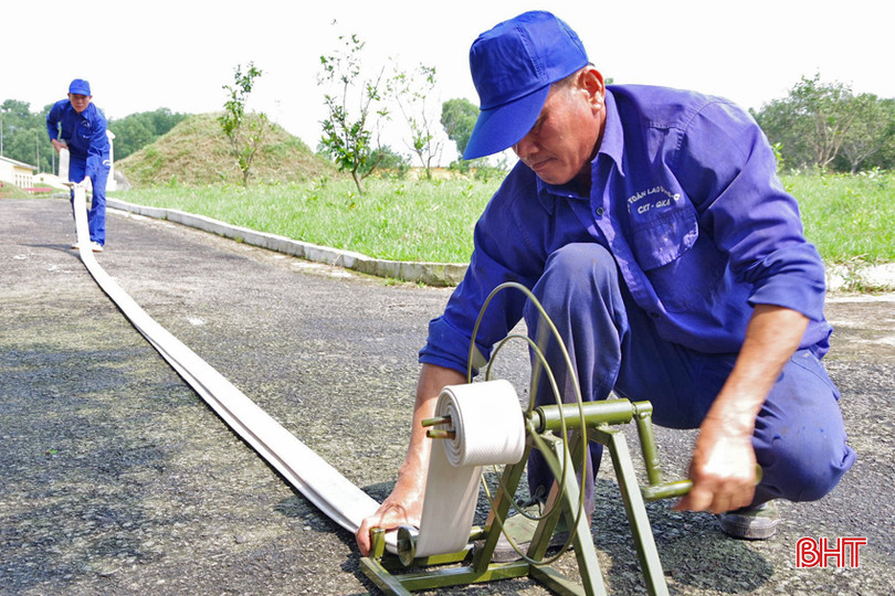 Đại úy Nguyễn Mậu Vỹ đang thao tác trên sáng kiến “Dụng cụ cuốn vòi cứu hoả”. 1 - Copy.jpg