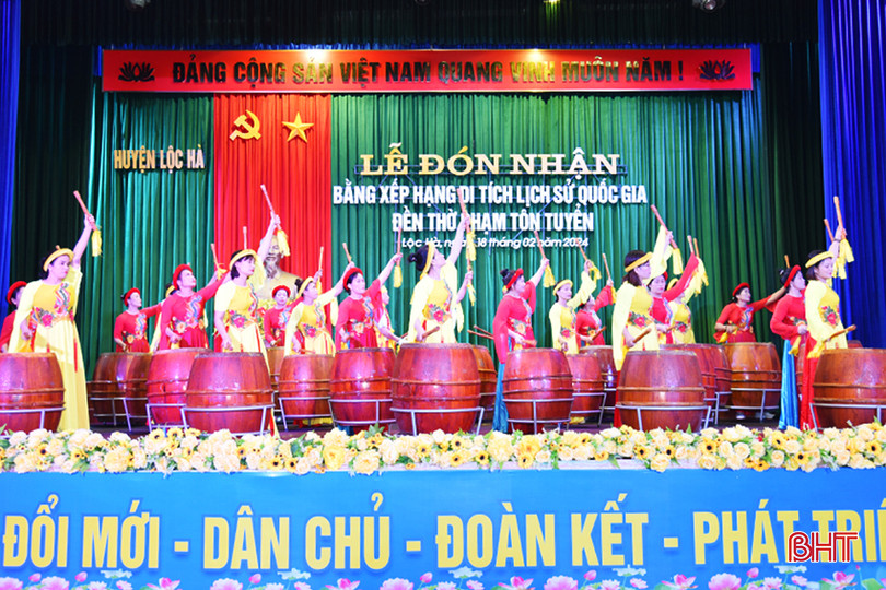 Các tay trống biểu diễn trong lễ đón nhận bằng di tích lịch sử quốc gia đền thờ Phạm Tôn Tuyển - người con xuất chúng của dòng họ Phạm Bá, DSC_2166 - Copy.JPG