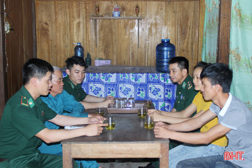 BĐBP Sơn Hồng động viên bà con vùng biên gắn công cuộc xóa đói giảm nghèo và xây dựng NTM với nhiệm vụ bảo vệ biên giới. 2 - Copy.JPG