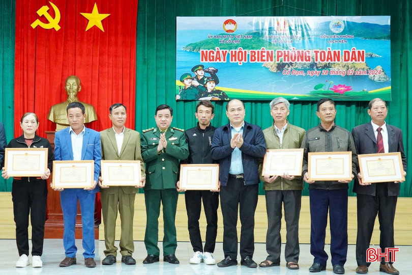 Đồn Biên phòng Lạch Kèn khen thưởng các cá nhân điển hình trong phong trào "Toàn dân bảo vệ an ninh biên giới". 1234 - Copy.jpg