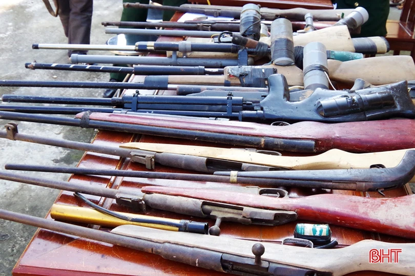 Toàn bộ số súng quân dụng và súng tự chế của người dân giao nộp trong đợt này .JPG