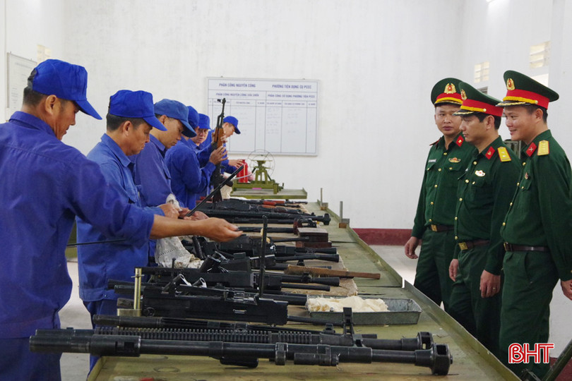 Chỉ huy Phòng Hậu cần - Kỹ Thuật, Bộ CHQS tỉnh kiểm tra công tác bảo quản, bảo dưỡng vũ khí. 5 - Copy.jpg