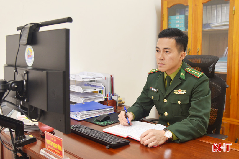 Đại úy Nguyễn Trọng Dũng – Phó Đồn trưởng Đồn Biên phòng Bản Giàng nghiên cứu xây dựng kế hoạch tuần tra biên giới tháng 3 của đơn vị DSC_1813.JPG