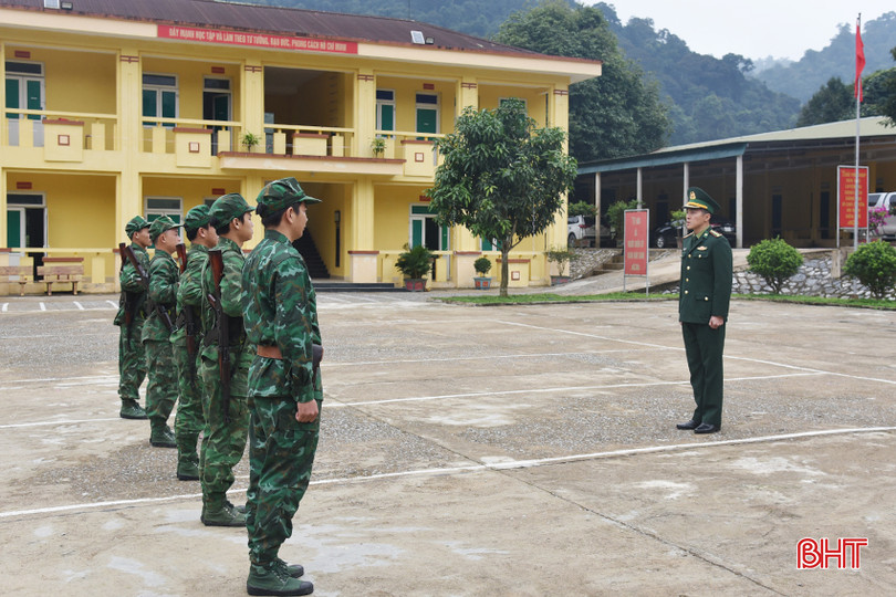 Đại úy Nguyễn Trọng Dũng chỉ đạo, giao nhiệm vụ cho tổ tuần tra trước lúc lên đường tuần tra, kiểm tra, bảo vệ biên giới. DSC_1927.JPG