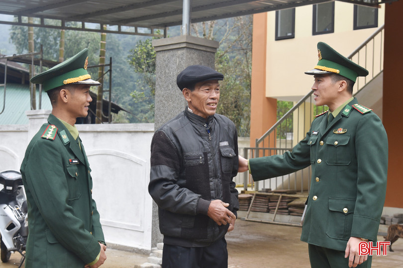 Đại úy Dũng thường xuyên bám sát địa bàn, tiếp xúc với những người có uy tín trong cộng đồng để nắm bắt tình hình biên giới, tâm tư nguyện vọng của Nhân dân và động viên bà con chung tay giữ gìn biên cương. DSC_1885.JPG