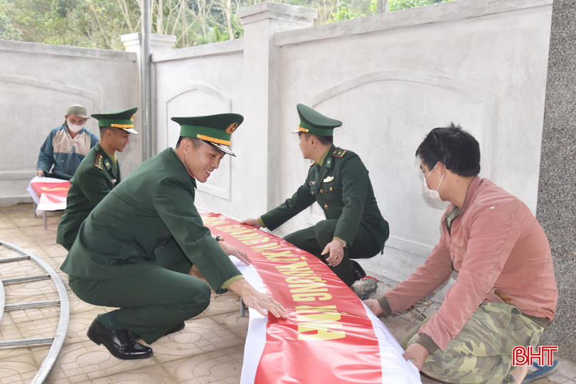 Đại úy Nguyễn Trọng Dũng cùng CBCS xuống địa bàn nắm bắt tình hình kết hợp giúp đỡ chỉnh trang hội quán Bản Giàng 2 (xã Hương Vĩnh). DSC_1839.JPG