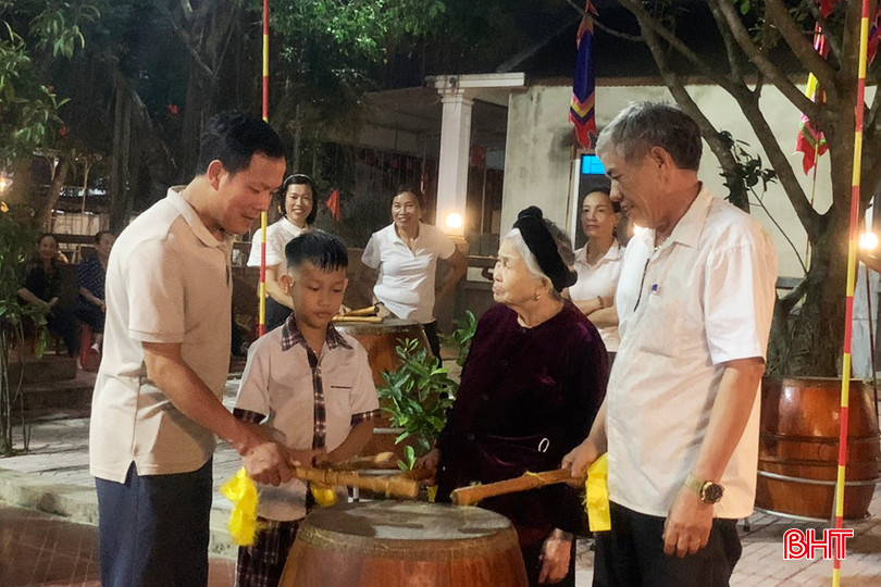 Con cháu trong dòng họ Phạm Bá tích cực tập luyện trống hội. 1 - Copy.jpg