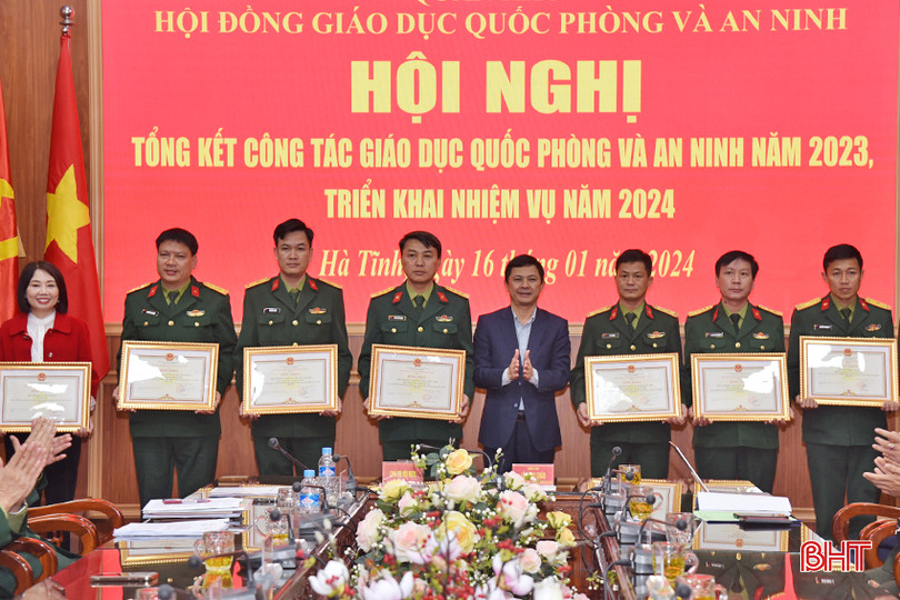 Đại diện Ban CHQS huyện Thạch Hà (thứ 2 từ trái qua phải) nhận khen thưởng từ Hội đồng Giáo dục QP-AN tỉnh. DSC_0952 - Copy.JPG