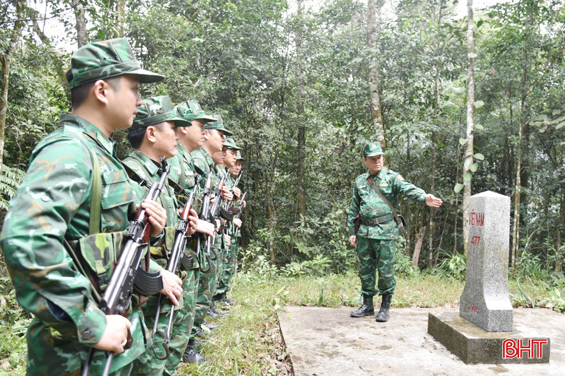 Cán bộ, chiến sĩ Đồn Biên phòng Cửa khẩu quốc tế Cầu Treo tuần tra bảo vệ đường biên, cột mốc. 4 - Copy.JPG