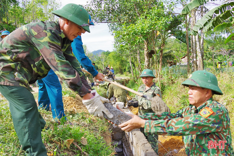 BĐBP Cầu Treo giúp người dân Sơn Kim 1 chỉnh trang xóm làng, xây khuôn viên vườn hộ. 3 - Copy.JPG