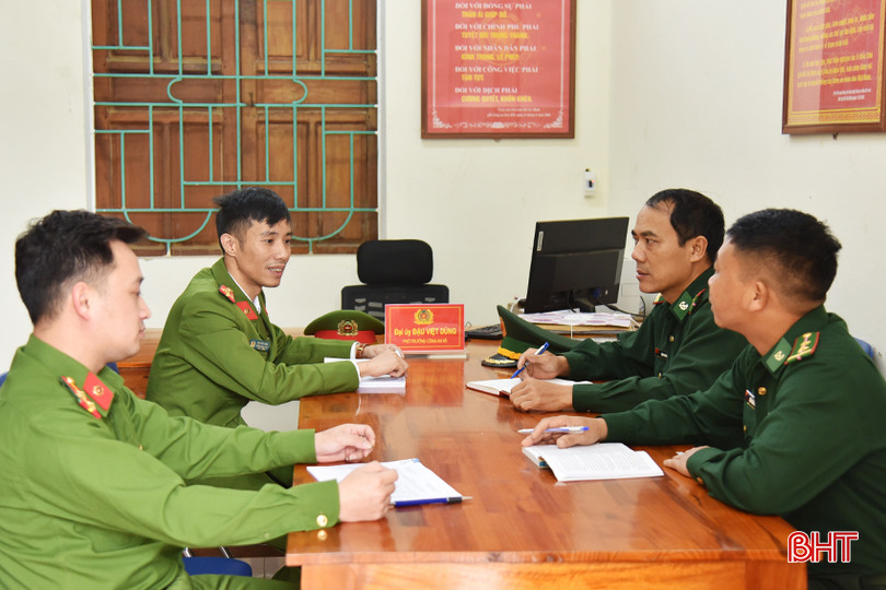 Cán bộ địa bàn Đồn Biên phòng Phú Gia trao đổi thông tin, bàn bạc phương án đảm bảo ANTT với lực lượng Công an xã. DSC_3541 - Copy.JPG