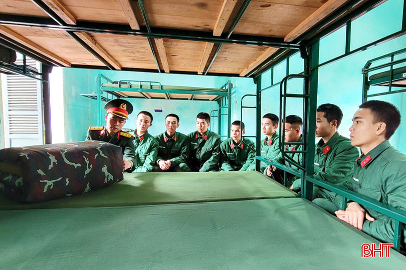 Các tân binh được hướng dẫn gấp chăn màn, giường chiếu. 2 - Copy.jpg