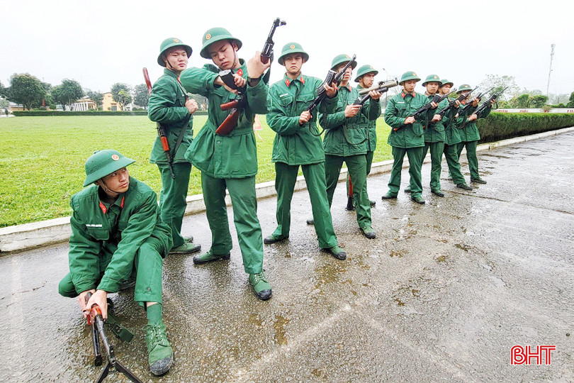 Tân binh làm quen với các loại vũ khí. 7 - Copy.jpg
