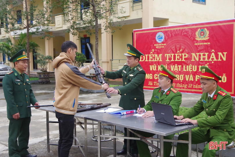 Người dân xã Sơn Kim 1 (Hương Sơn) tự nguyện đến giao nộp súng tự chế dùng để săn bắn thú rừng. IMGP0467.JPG