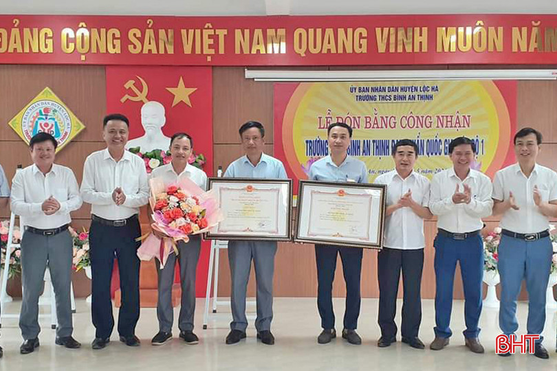 Đoàn công tác của BTV Huyện ủy Lộc Hà chỉ đạo xã Bình An (bên trái) tặng hoa chúc mừng Trường THCS Bình An Thịnh đạt chuẩn quốc gia mức độ 1. 6 - Copy.jpg