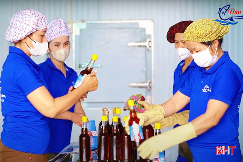 Công nhân thực hiện công đoạn đóng chai sản phẩm. 123 - Copy.jpg